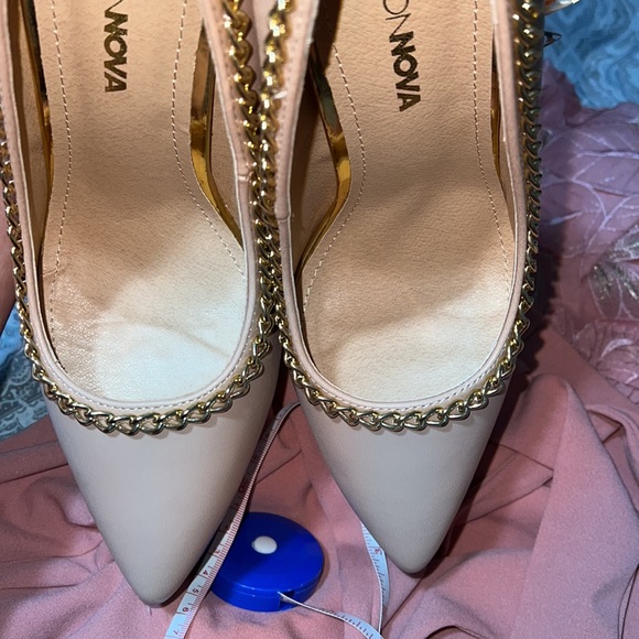 8.5 Nude Heels with Gold chain outline 🤩 - Picture 5 of 15